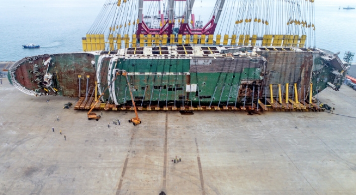 [Photo News] Setting the Sewol ferry upright