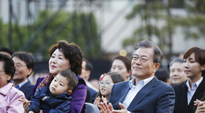 Moon's approval rating drops to 76.3%