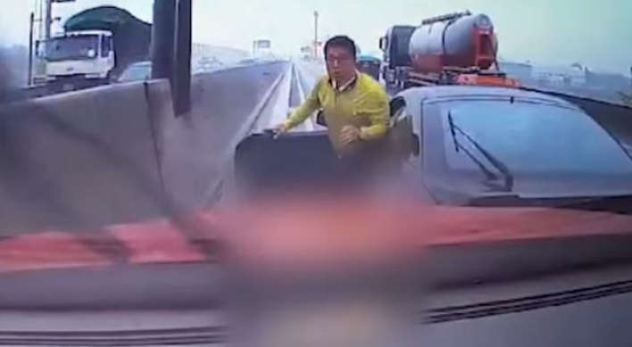 [Video] Intentional crash on highway saves lives