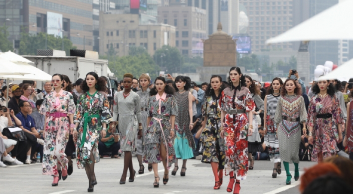 [Photo News] Models strut down central Seoul to mark ‘carless street day’