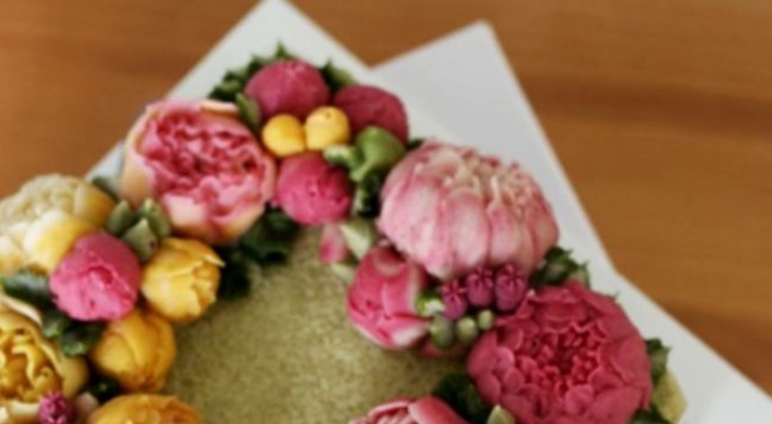 [Weekender] Beautifying Korean rice cake with flowers, new flavors
