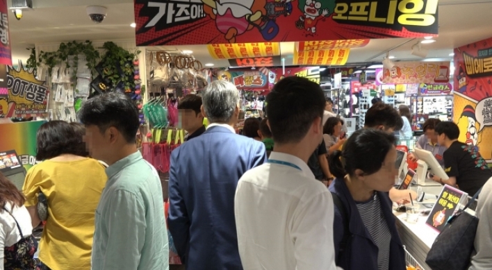 [Video] E-mart’s new discount store attracts shoppers on opening day