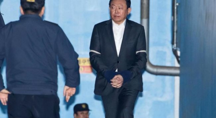Jailed Lotte chief fends off elder brother's leadership challenge