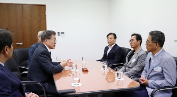 Moon meets with labor leaders, raises hope for normalization of social dialogue