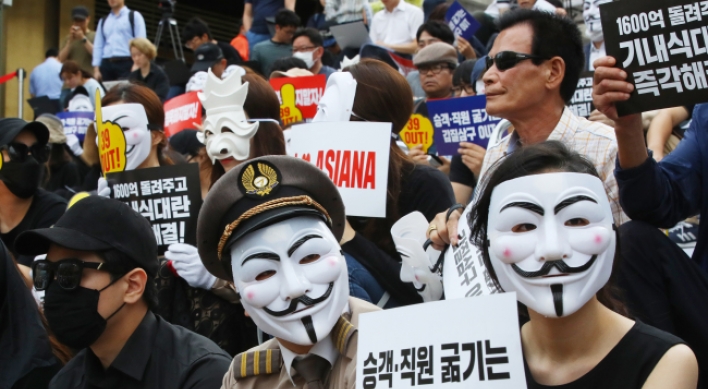 Asiana Airlines workers hold protest over ‘no-meal fiasco’