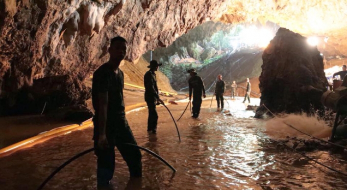 Thai officials aim to rescue kids from cave before rain hits