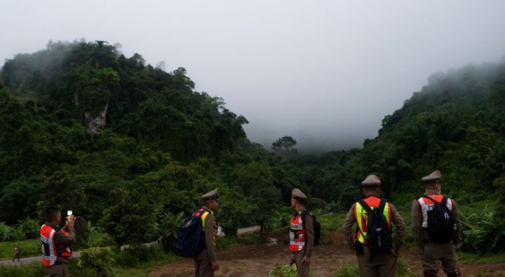 4 rescued from Thai cave in risky operation; 9 remain inside