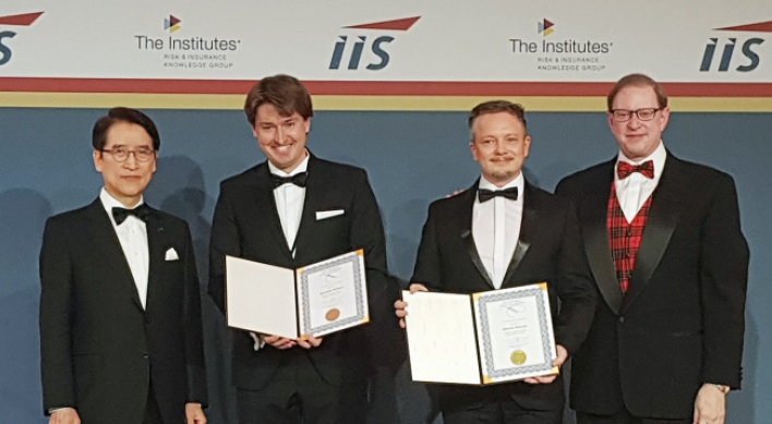 IIS honors co-authors of paper on digital insurance with Shin Award