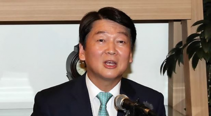 Ahn, ex-Seoul mayor candidate, says he will retreat from politics