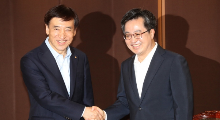 Finance minister, BOK chief meet over economic conditions