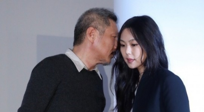 Filmmaker Hong Sang-soo to file for divorce: report