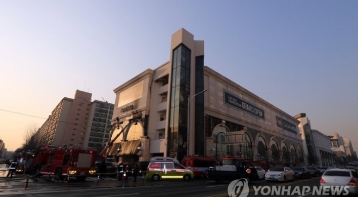 Cement pieces fall from ceiling at Newcore Gangnam, sparking safety concerns