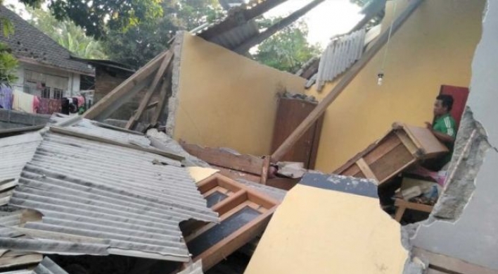 At least 10 dead, 40 hurt as 6.4 quake hits Indonesia island