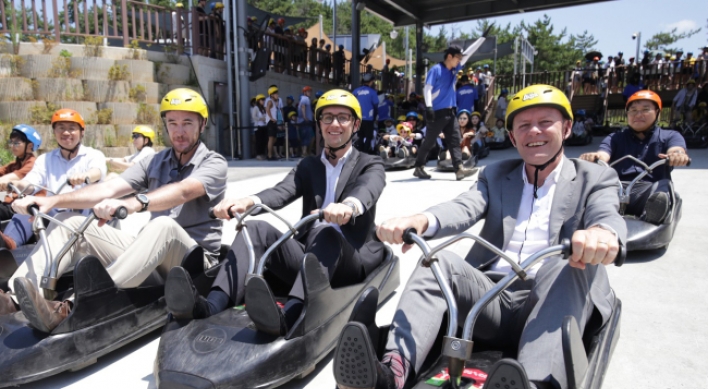 New Zealand envoy enjoys luge ride in Tongyeong