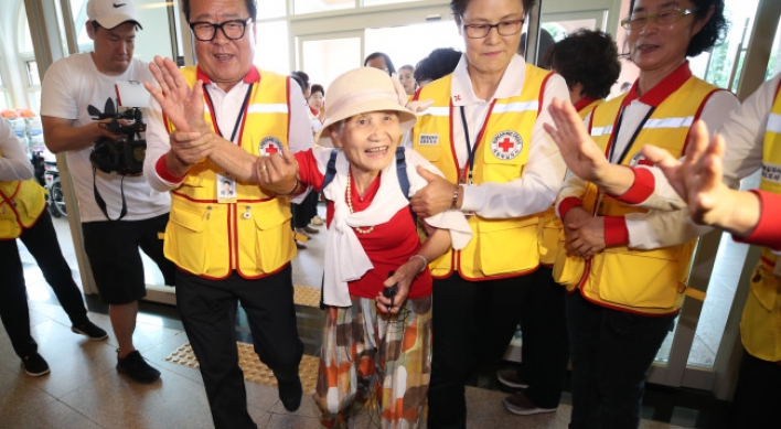 Elderly S. Koreans prepare for family reunions in NK