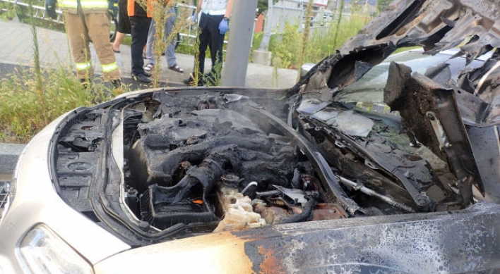 South Korea on alert for vehicle fires: Chrysler sedan catches fire