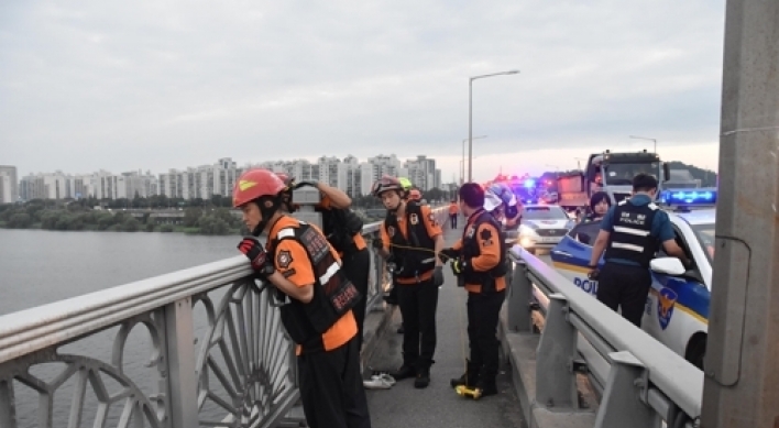 Mother, daughter jump from Seoul bridge