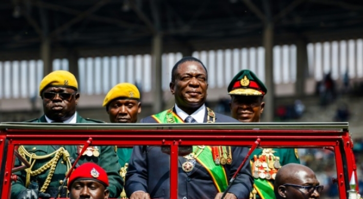 Emmerson Mnangagwa sworn in as president of Zimbabwe