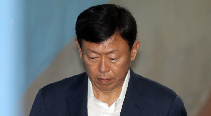 Prosecutors demand 14-year jail term for Lotte chief