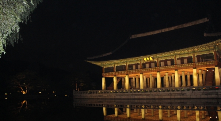 Gyeongbokgung tour reenacts typical night inside Joseon palace
