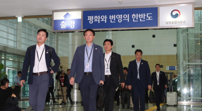 S. Korean officials visit N. Korea for summit preparations