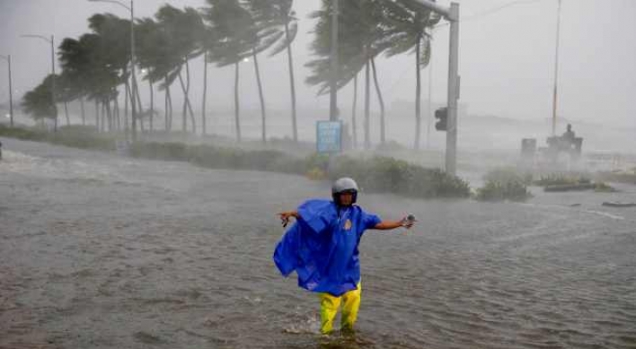 Typhoon lashes south China after killing 36 in Philippines