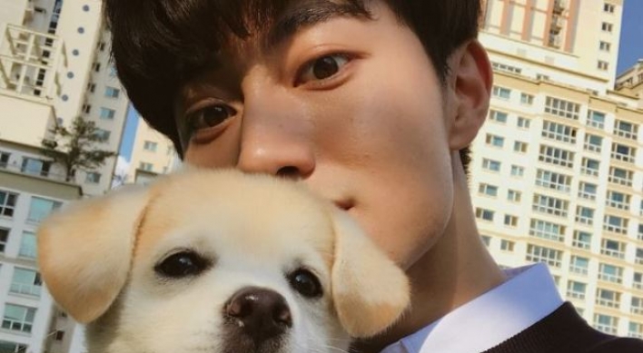 [Trending] Rescued puppy Injeolmi gets 800,000-plus followers, meets celeb