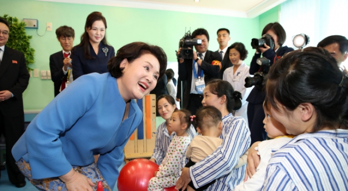 Two Koreas’ first ladies visit children’s hospital, music school