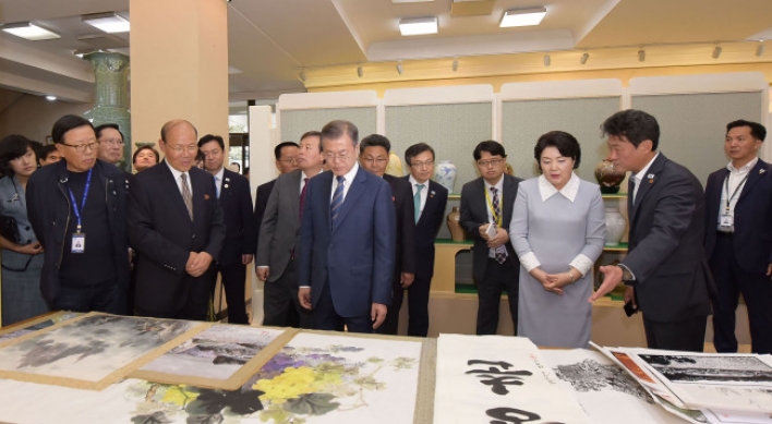 Moon's visit to NK art studio not a violation of sanctions resolution: report