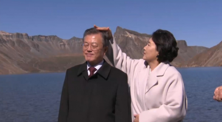 3 endearing moments of South Korean presidential couple on Paektusan