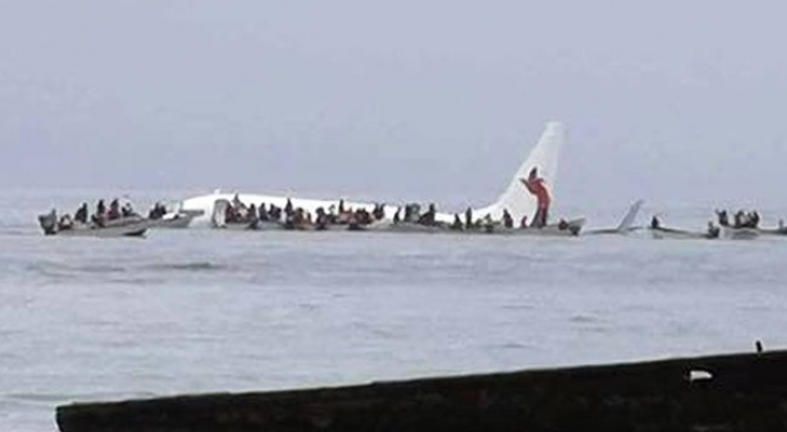 Everybody on plane survives crash landing in Pacific lagoon