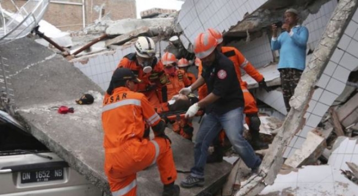 [Newsmaker] Over 800 dead in Indonesia quake and tsunami; toll may rise