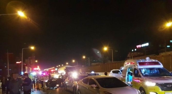 1 dead, 3 injured in multiple-vehicle collision on Gyeongin Expressway