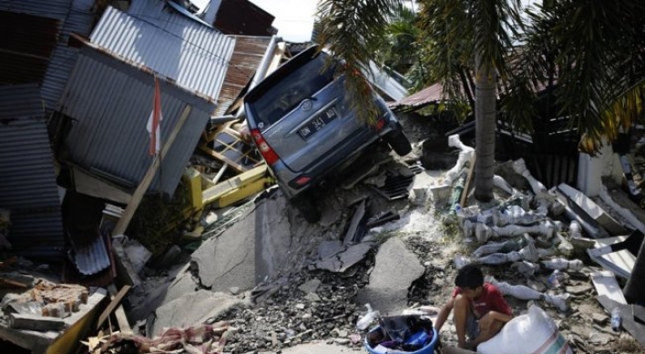 Indonesia disaster survivors search debris for food, drinks