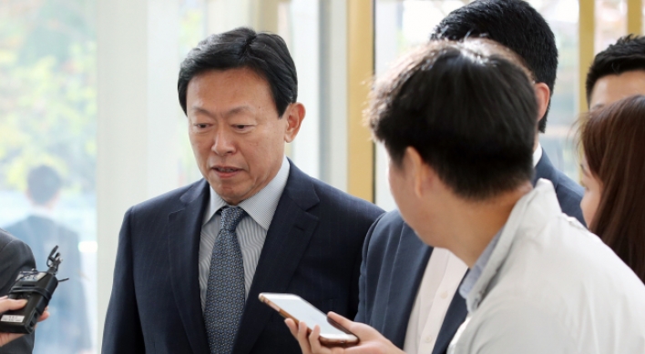 [Newsmaker] Lotte Chairman Shin Dong-bin back at work, scrambles to normalize business