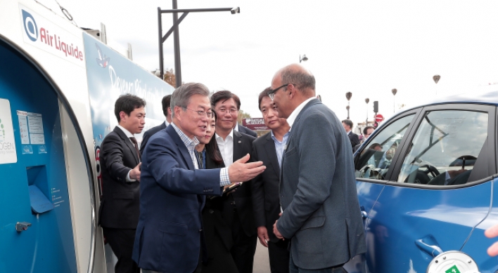 President Moon test rides Hyundai Nexo FCEV in Paris