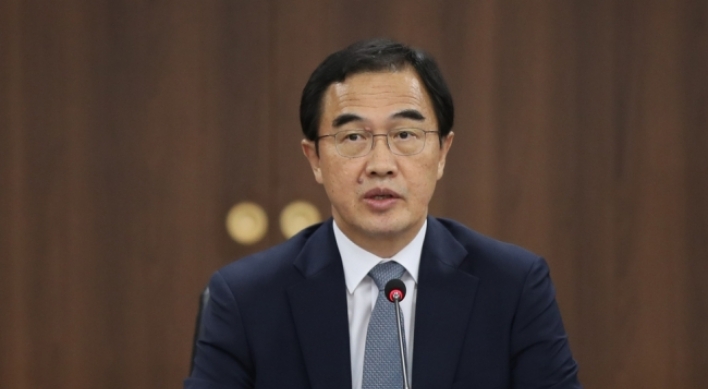 Unification Minister considers meeting with NK defectors amid controversy