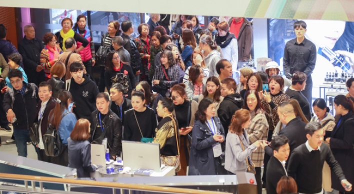 Hundreds of Chinese group tourists return to Korean duty-free stores