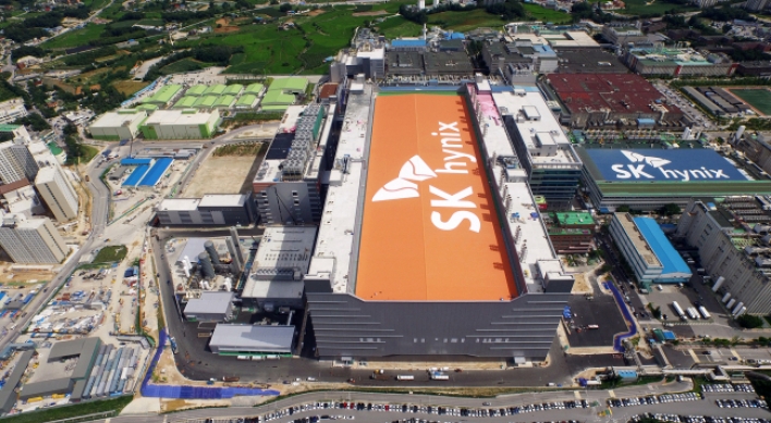 SK hynix, with record profit, to scale back investments next year