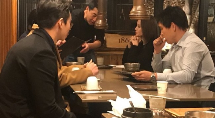 [Exclusive] Angelina Jolie spotted at Korean barbecue restaurant in Seoul