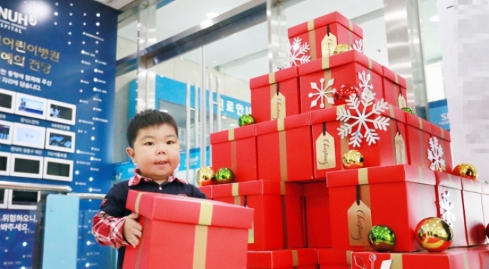 [Photo News] Hanwha Galleria sets up Christmas tree for children under treatment