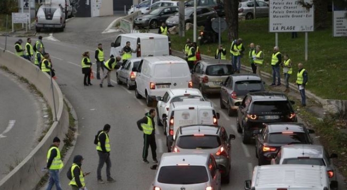 1 dead, scores injured in fuel tax protests around France