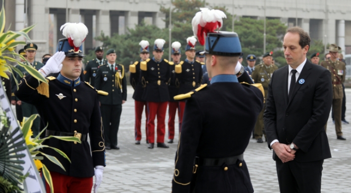 French, foreign envoys honor comrades of WWI