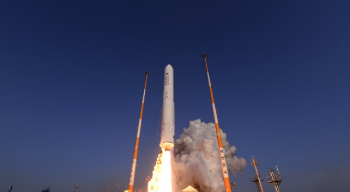 Space rocket engine burn time test meets target goal