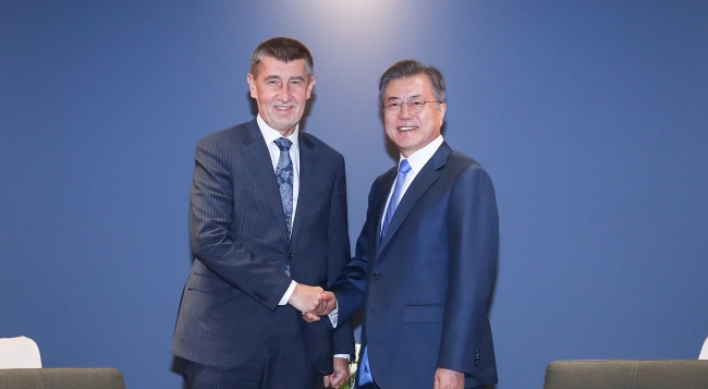 Leaders of S. Korea, Czech Republic pledge efforts to improve ties