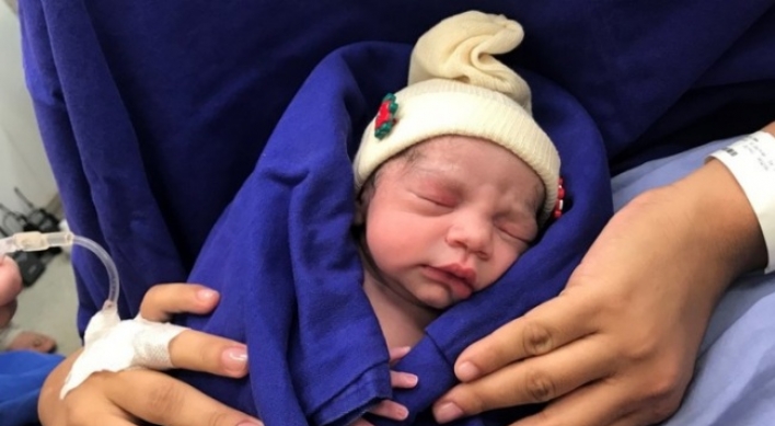 1st baby born using uterus transplanted from deceased donor