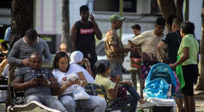 Internet access via mobile phones starts for all Cubans