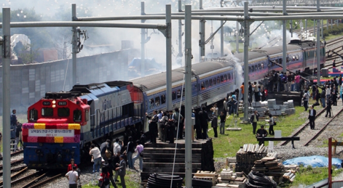 S. Koreans return home after 10-day inspection of N. Korea's eastern rail line