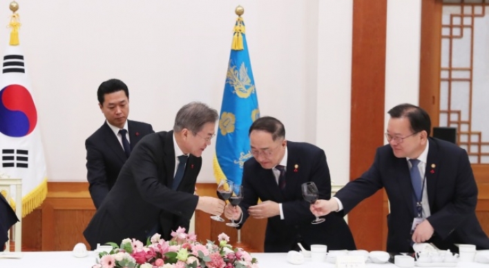 President Moon asks ministers to keep up hard work, emphasizes results