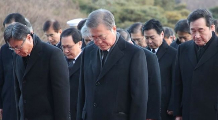 President Moon visits National Cemetery to start new year